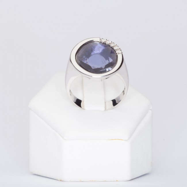 Anello con iolite