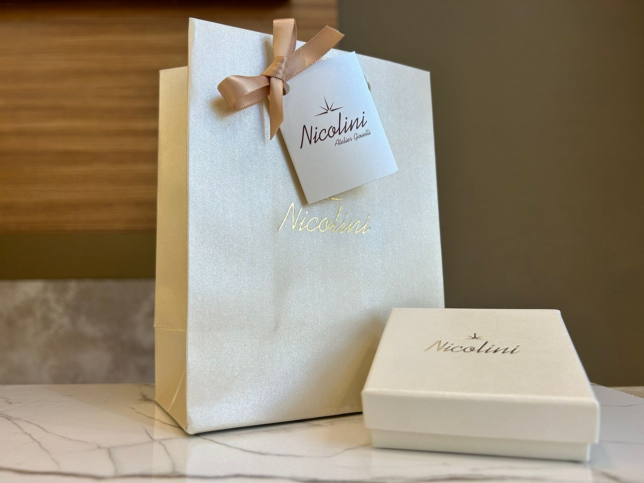 Logotipo elegante floral con letra l de oro rosa | Vector Premium