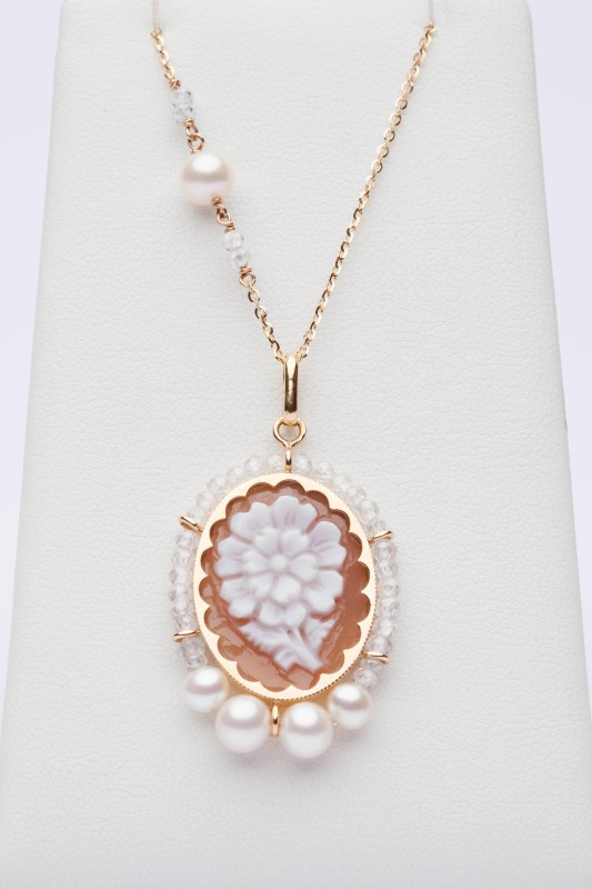 Cameo charm - white