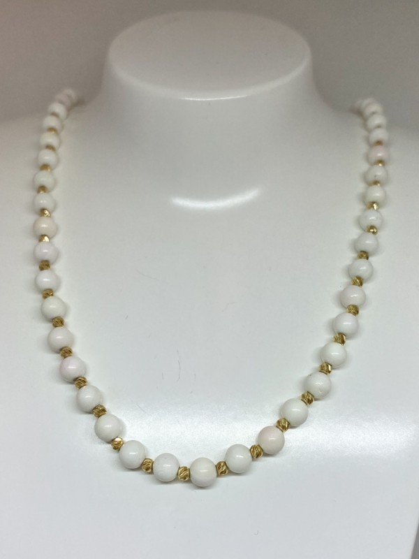 Necklace with white seashell and gold