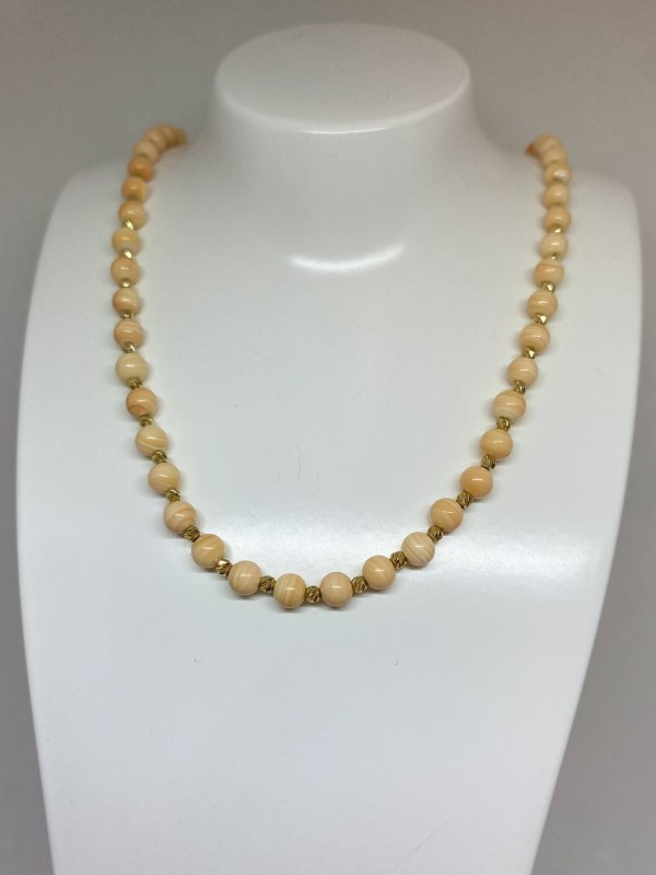 Necklace with seashell and gold 