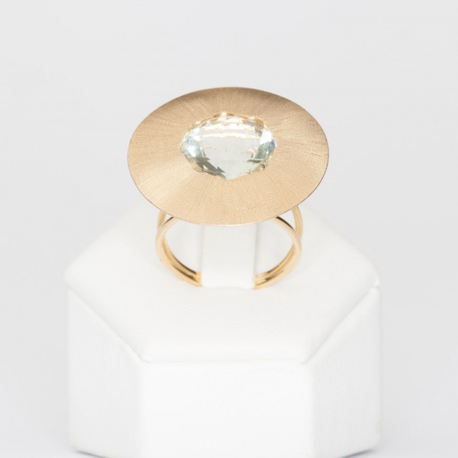 Ring in matte gold with green amethyst