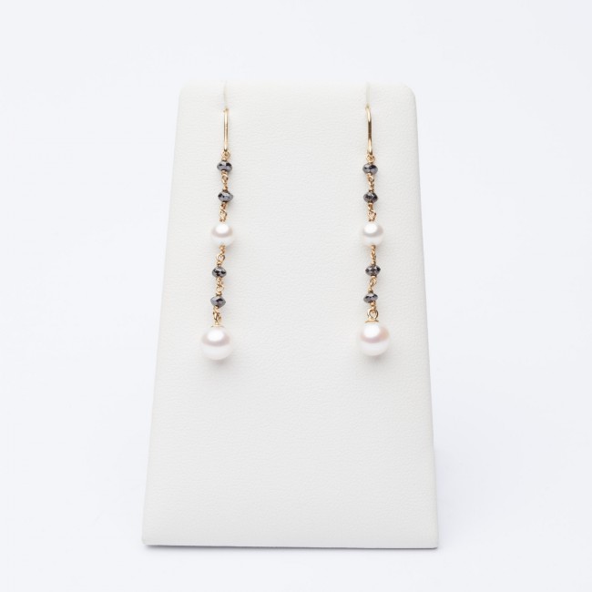 Earrings in yellow gold, black diamonds and pearls