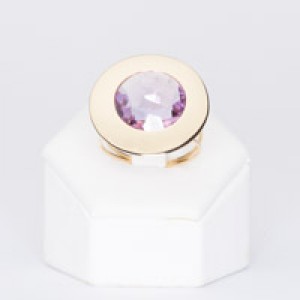Ring in 18 kt yellow gold with natural amethyst